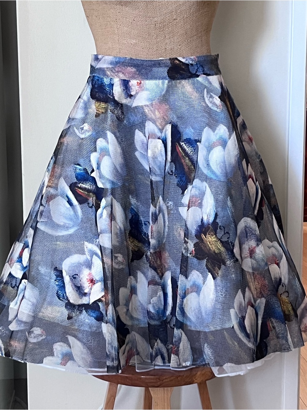 Mine Korea. Mesh overlay flare skirt medium